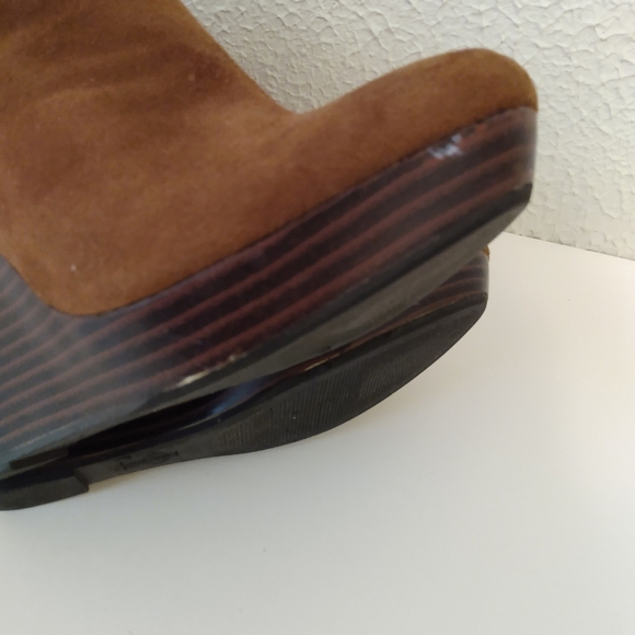 Jennifer Lopez Brown Gold Faux Suede Zip Ankle 4 1/4" Wedge Bootie Heels sz 6 - Picture 14 of 15